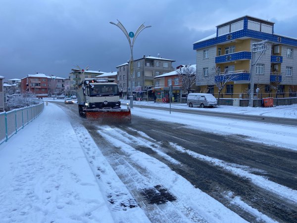 darica’da-yollar-kapanmasin-diye-yogun-mesai-(7).jpg
