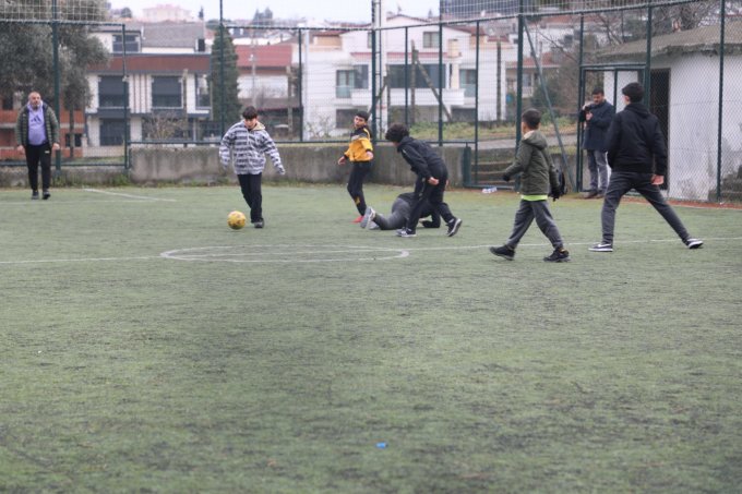 depremzede-cocuklar-futbol-oynayarak-moral-depoluyor-(5).jpg