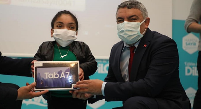 engelli-ogrencilerin-tablet-sevinci-(3).jpg