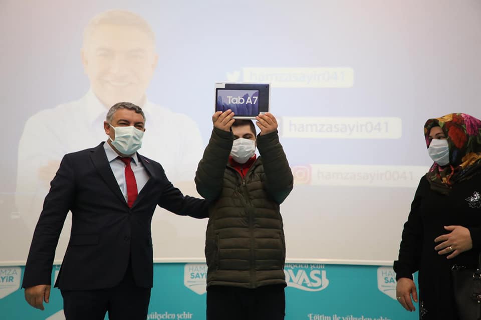 engelli-ogrencilerin-tablet-sevinci-(5).jpg