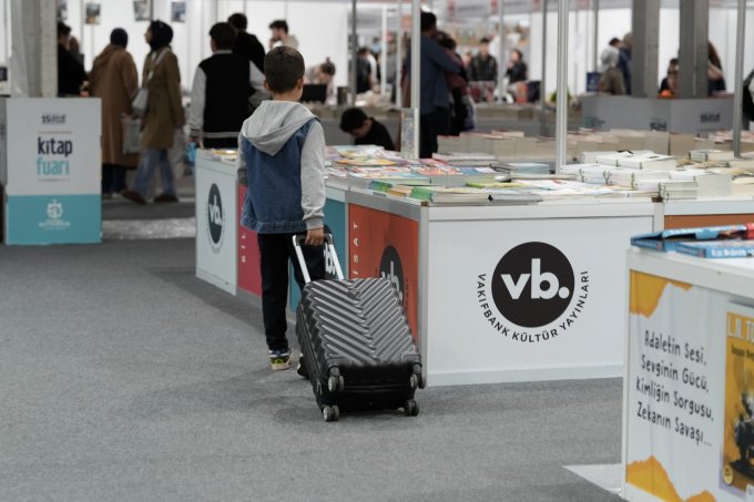 fuardan-valiz-dolusu-kitapla-cikiyorlar---(7).jpg