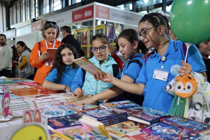 ogrenciler,-kitap-fuarina-kosuyor--(6).jpg
