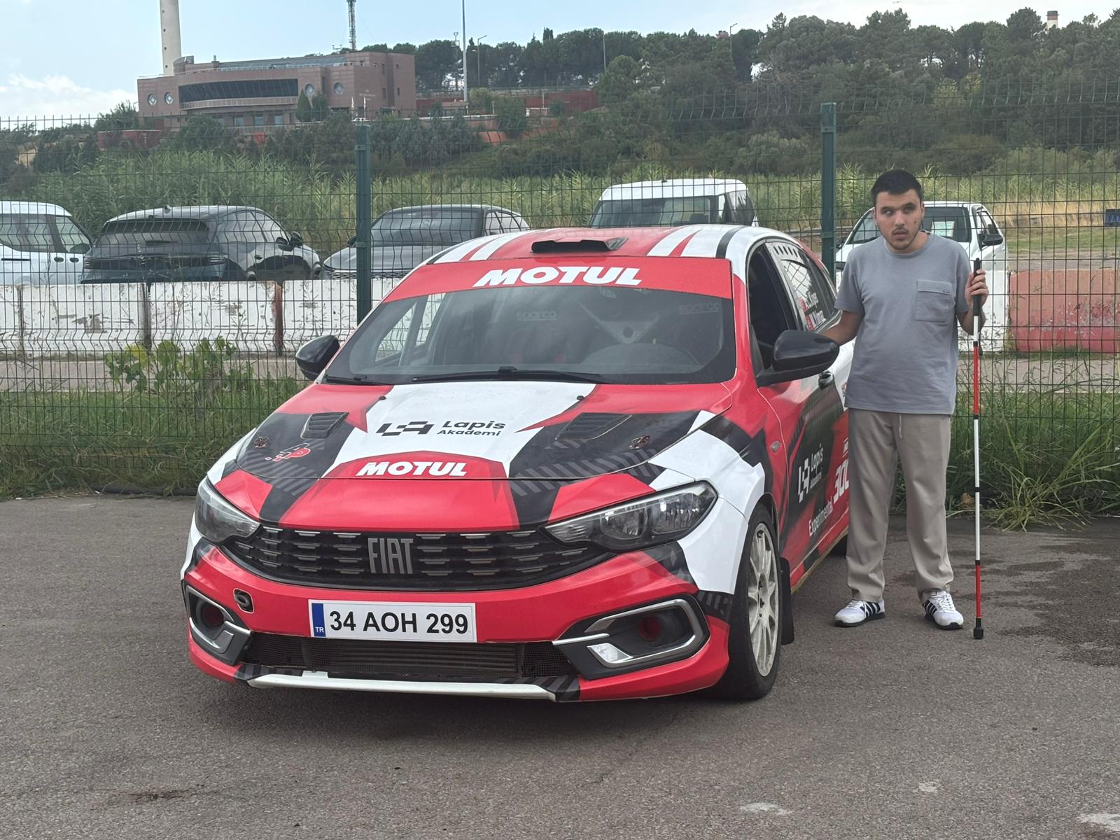 ozel-bireyler,-yaris-pistinde-surus-deneyimi-yasadi-(8).jpg