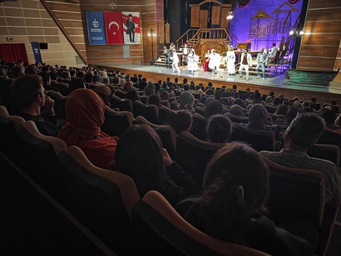 sehir-tiyatrolari,-perdeyi-gebzeye-tasidi-(3).jpeg