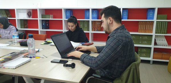 yariyil-tatilinde-coban-mustafa-pasa-kutuphanesinde-ders-calisiyorlar-(...-(2).jpeg