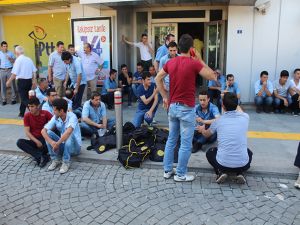 PTT oturma eylemi gerçekleştirdi