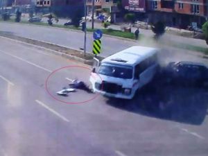 Minibüsten böyle fırladı