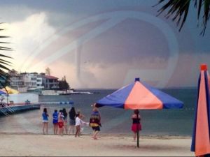 Bayramoğlu'nda çıkan hortum korkuttu.