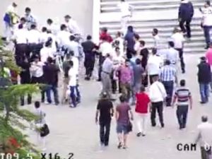 Bayrağı indiren şahsa linç girişimi