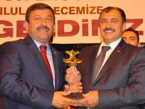 BAKAN EROĞLU DARICA’DA AFYONKARAHİSARLILAR GECESİNE KATILDI