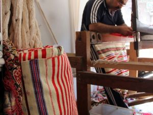 Dünyanın en uzun kilimini dokuyor