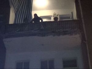 Yanan otomobile balkondan destek