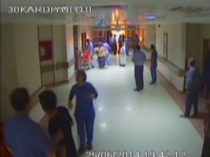 Doktora yumruklu saldırı kamerada