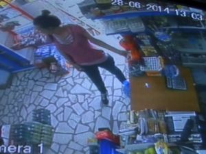 Genç kız sadaka kutusunu böyle çaldı