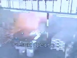 Fabrikadaki patlama güvenlik kameralarına yansıdı