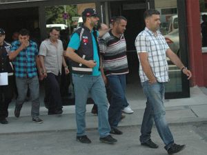 Sahte polisler yakayı ele verdi..