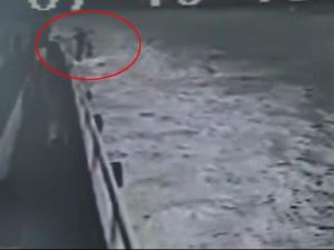 Eskihisar'da ölüme atlayan genç an ve an kamerada