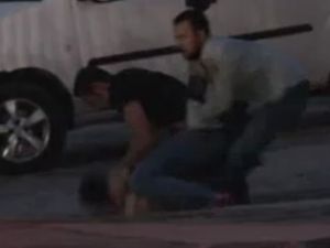 Arkadaşının kafasını defalarca yere vurdu