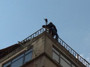 ÇOCUĞUYLA BİRLİKTE ÖLÜME ATLIYORDU!