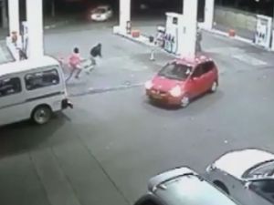 Benzin istasyonuna hızla giren araçtan son anda kurtuldular