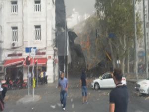 Taksim'de iskele çöktü: Yaralılar var
