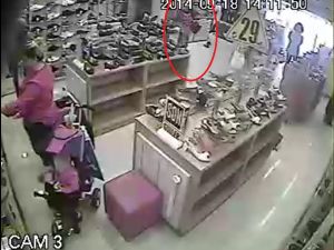 MAĞAZAYA ALIŞVERİŞ İÇİN GİDEN GENÇ KADIN…