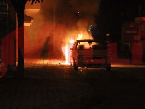 Gebze Köşklü Mahallesinde park halinde bulunan 3 araç yandı.