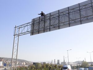 20 YAŞIN’DAKİ BABA ÖLÜME ATLAMAK İSTEDİ!