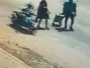 Turistlere dadanan kapkaççı kamerada