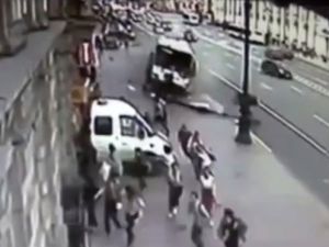 Otobüs yayaların arasında daldı: 26 yaralı