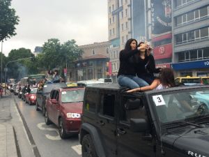 Liselilerin tehlikeli mezuniyet sevinci