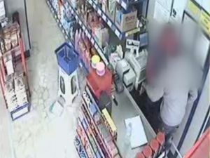 Silahlı market soygunu kamerada