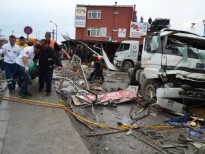 TIR bahçeye daldı: 2 ölü, 3 yaralı