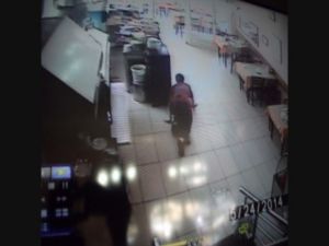 Depremden emekleyerek kaçtı