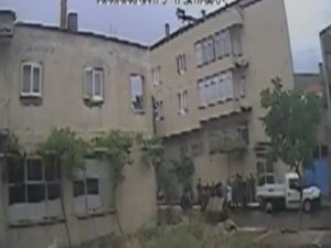 Yaşlı adam arabanın altında böyle kaldı