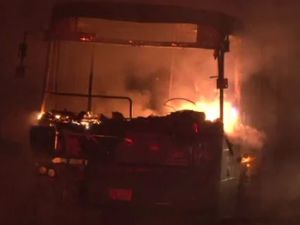 İstanbul’un göbeğinde otobüsü cayır cayır yaktılar